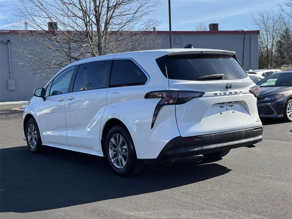 2024 Toyota Sienna LE