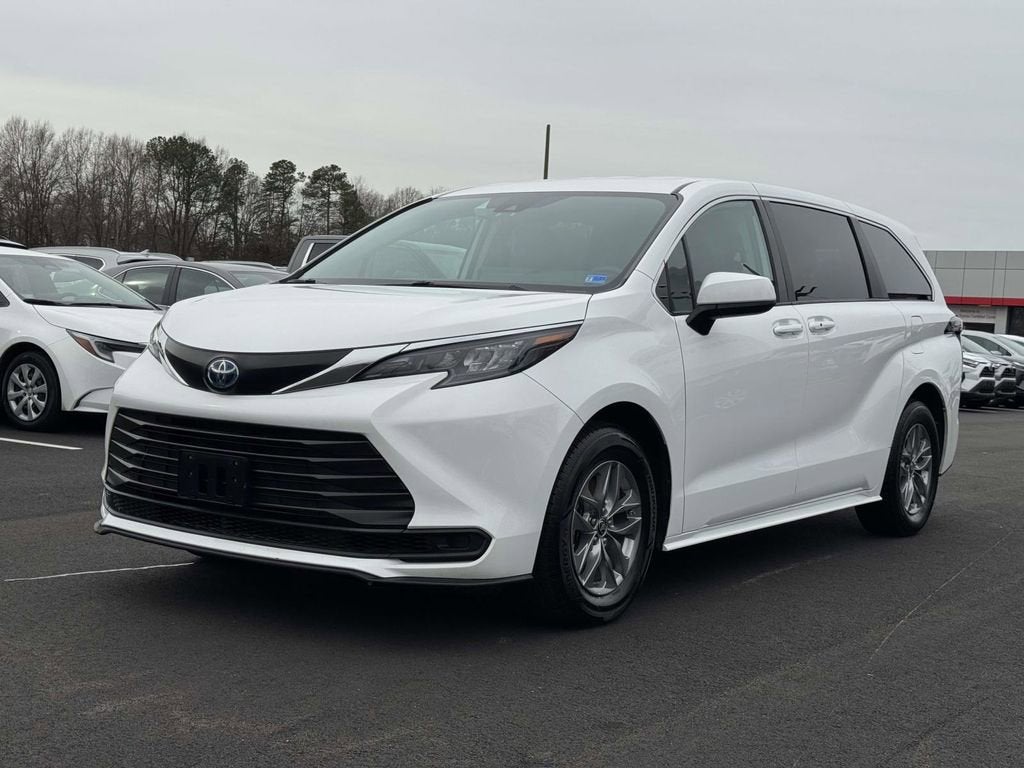 2024 Toyota Sienna LE