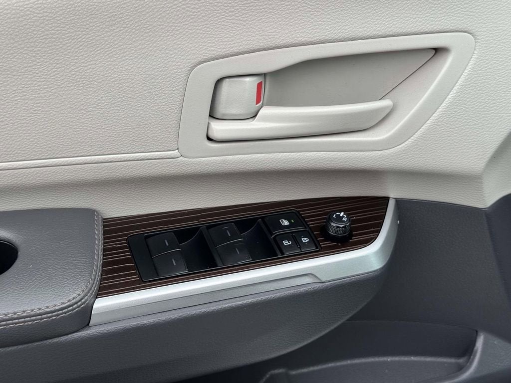 2024 Toyota Sienna LE