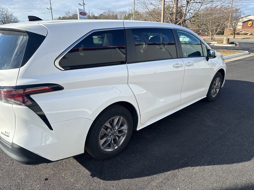 2024 Toyota Sienna LE