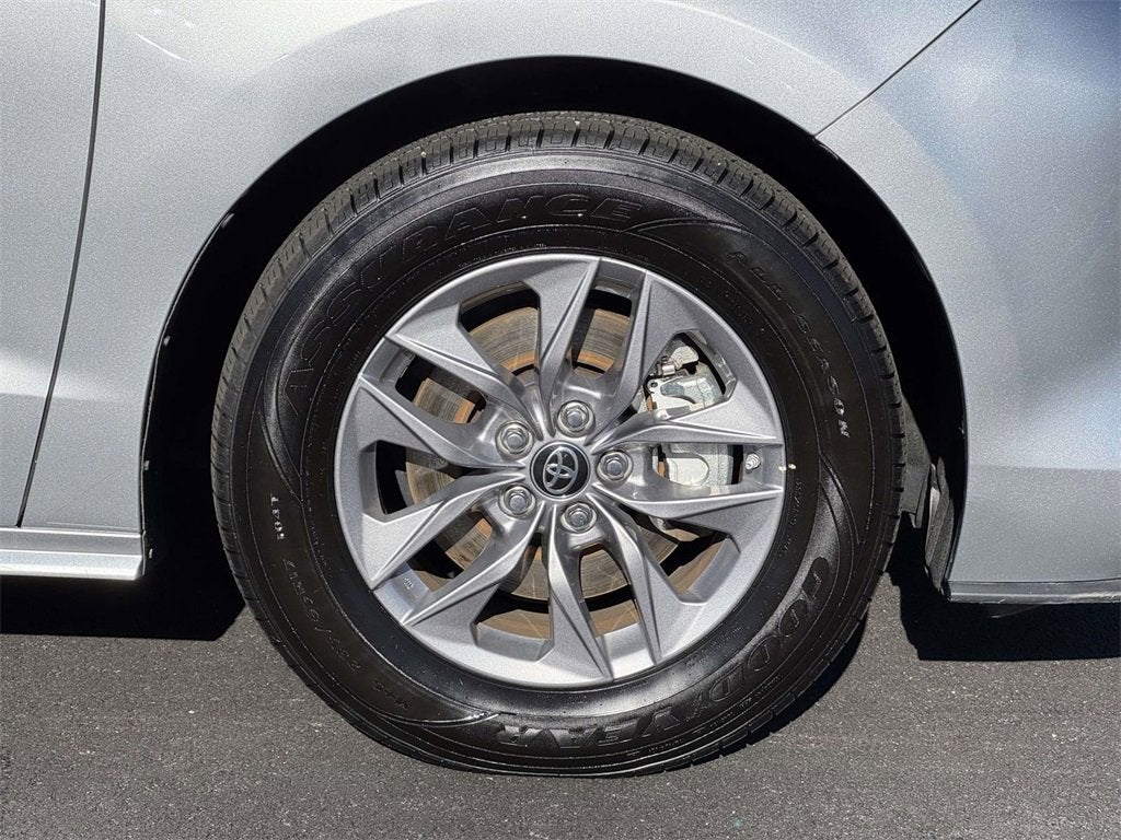 2024 Toyota Sienna LE