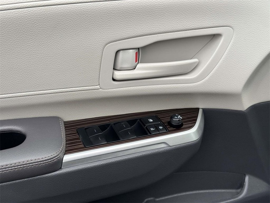 2024 Toyota Sienna LE