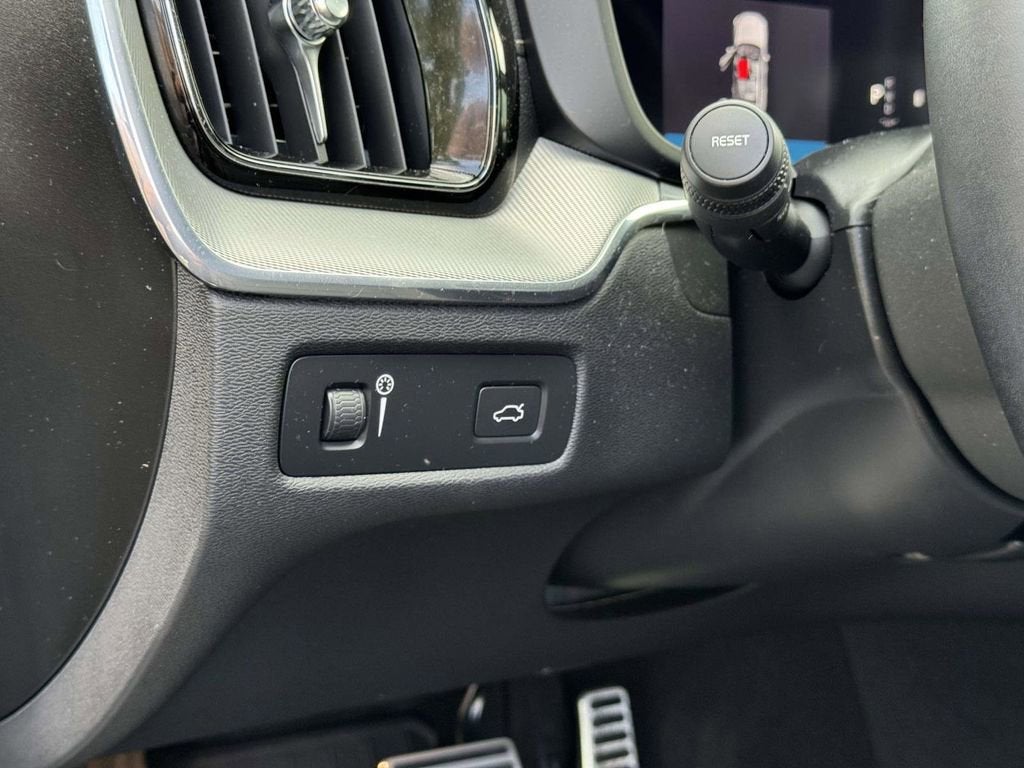 2022 Volvo XC60 B6 R-Design