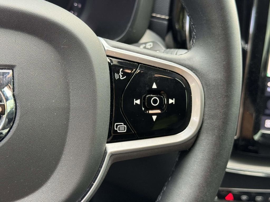 2022 Volvo XC60 B6 R-Design