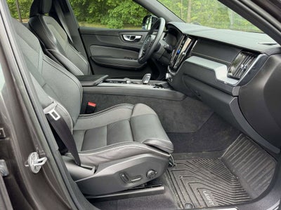 2022 Volvo XC60 B6 R-Design