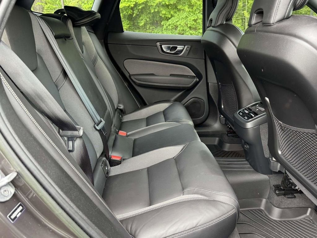 2022 Volvo XC60 B6 R-Design