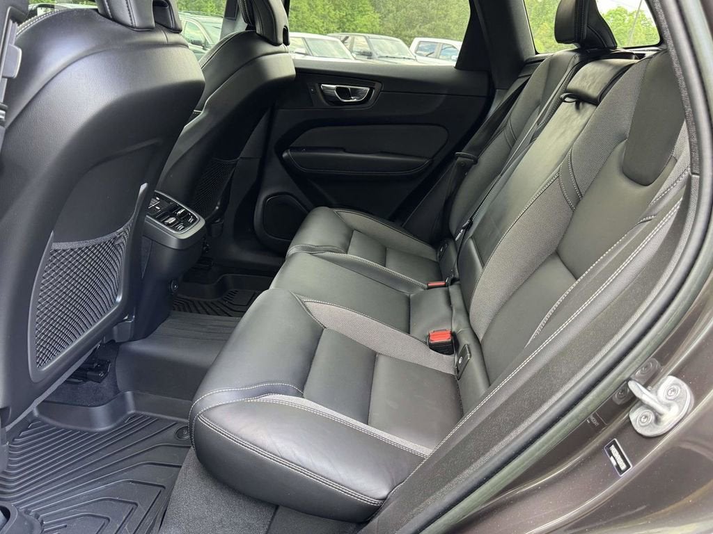 2022 Volvo XC60 B6 R-Design