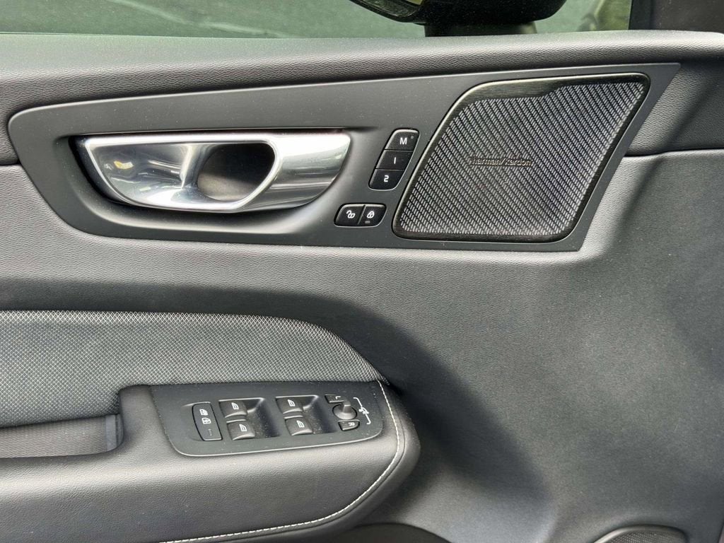 2022 Volvo XC60 B6 R-Design