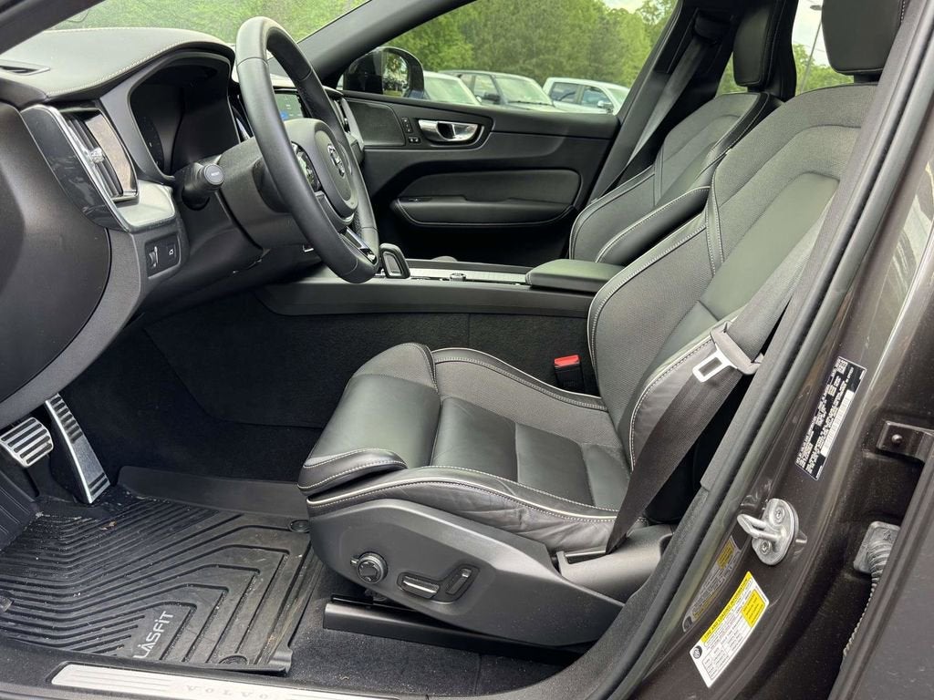 2022 Volvo XC60 B6 R-Design