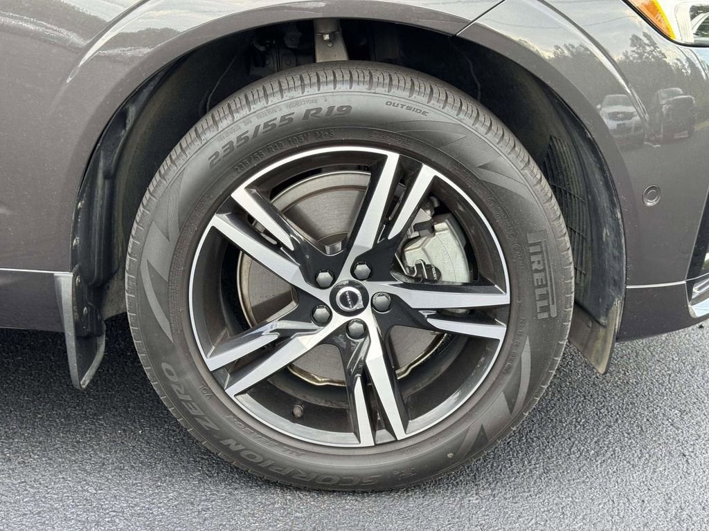 2022 Volvo XC60 B6 R-Design