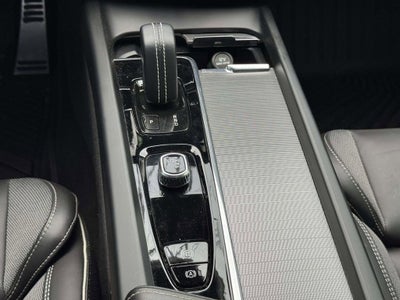 2022 Volvo XC60 B6 R-Design