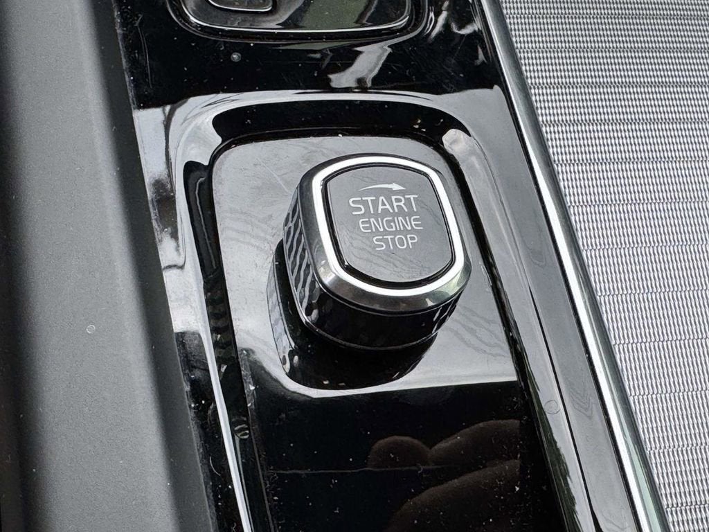 2022 Volvo XC60 B6 R-Design