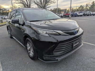 2024 Toyota Sienna LE