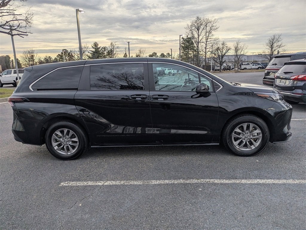 2024 Toyota Sienna LE